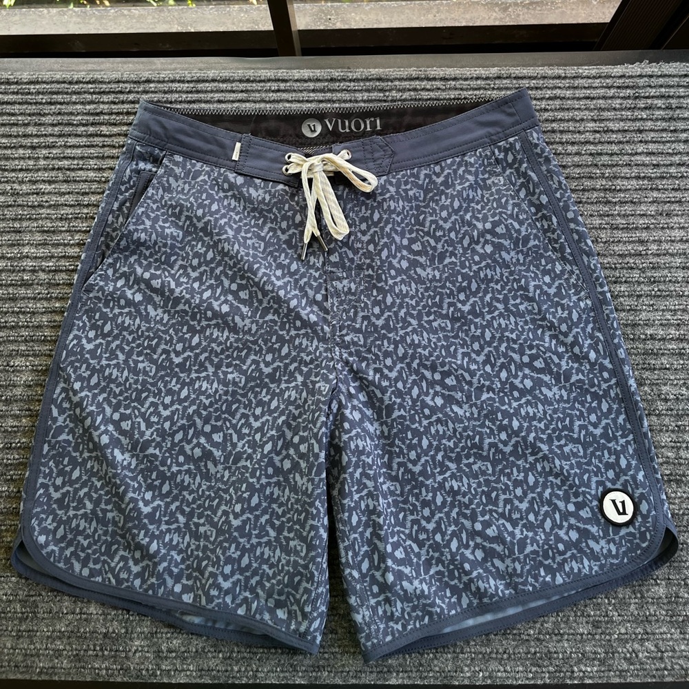 Vuori Cruise Boardshorts Swim Trunks Mens Size 30 V314 Blue Abstract